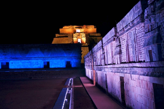 Chichenitza de noche